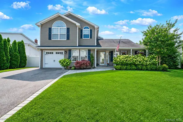 134 Paris Court, West Islip, NY 11795