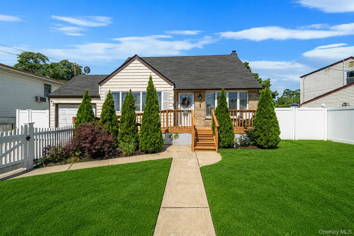 93 Deauville Boulevard, Copiague, NY 11726 - #1
