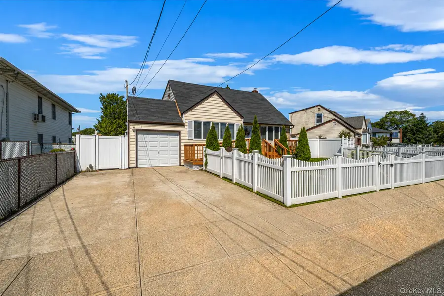 93 Deauville Boulevard, Copiague, NY 11726 - #2