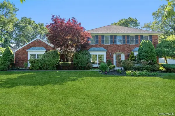 15-17 Park Woods Lane, Kings Park, NY 11754