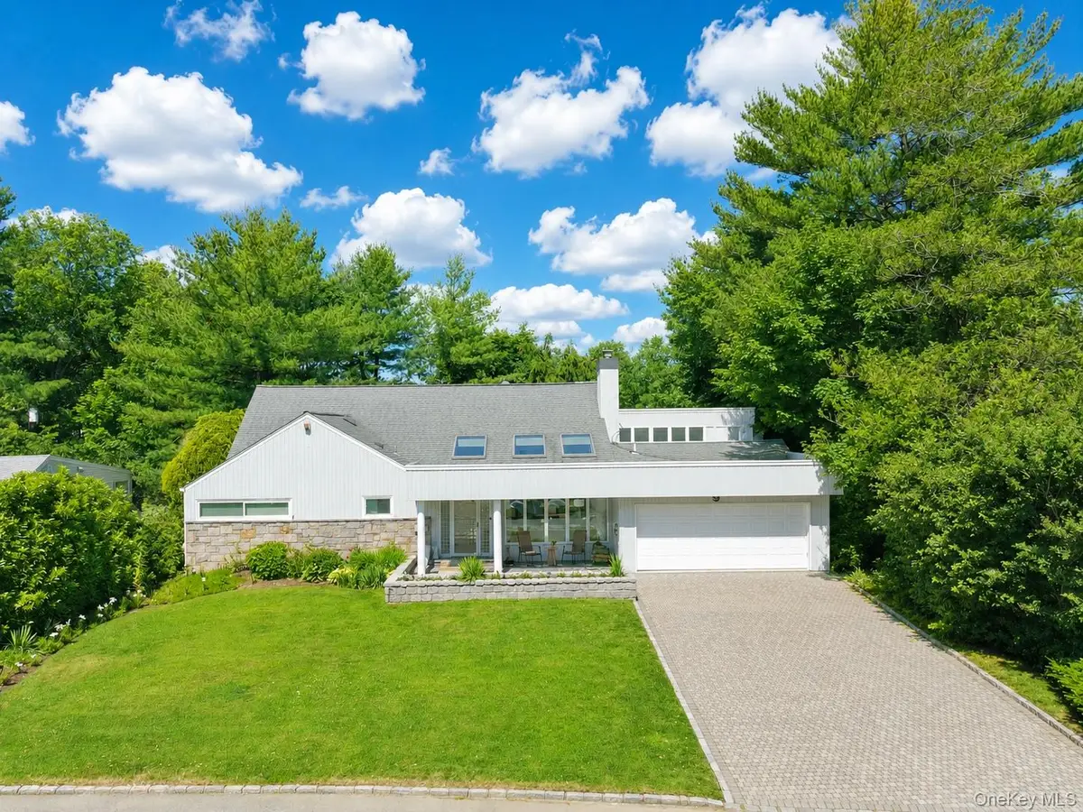 9 Arbor Road, East Hills, NY 11577 - #1