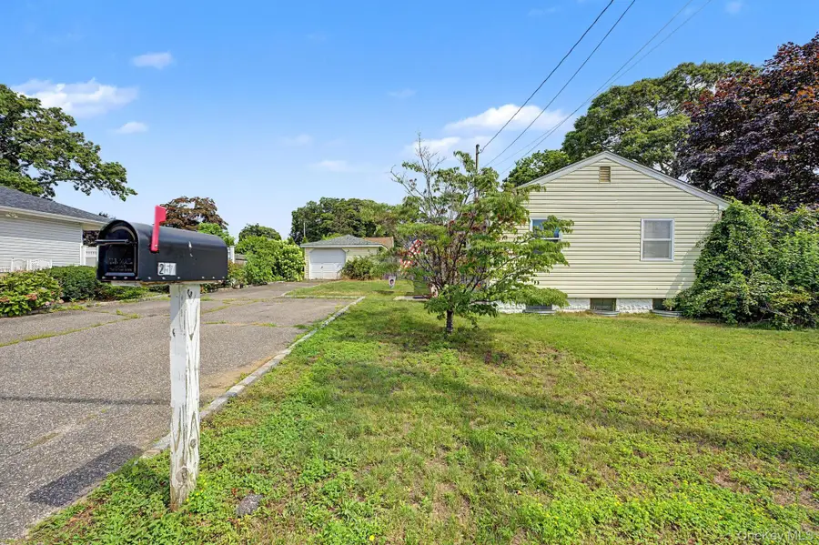 257 Elizabeth Avenue, Holbrook, NY 11741 - #3