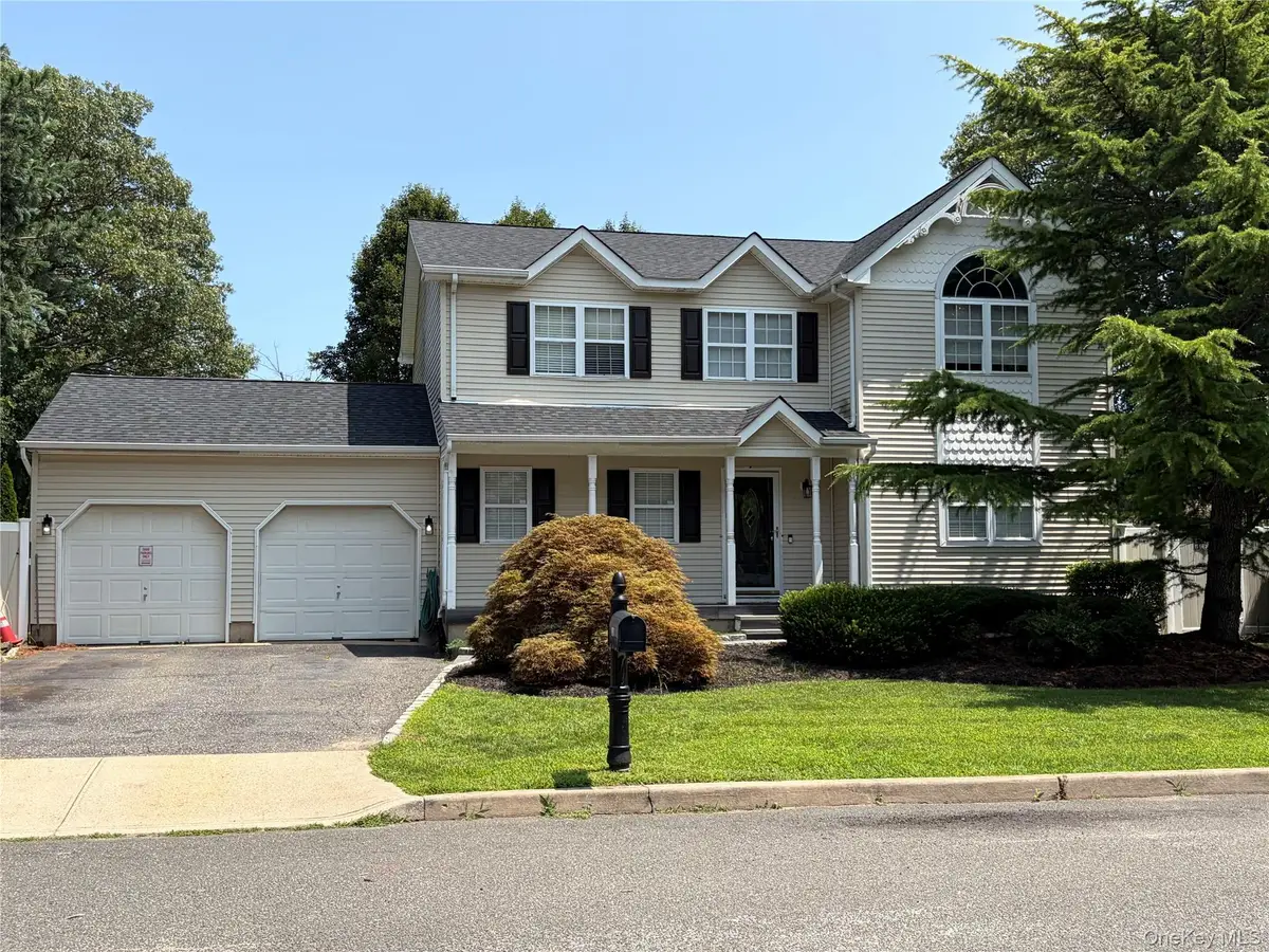 108 Michaels Way, Holbrook, NY 11741 - #1