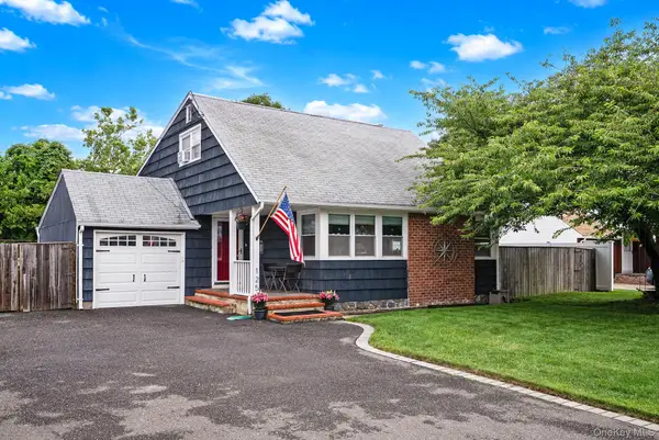 125 Raleigh Lane, West Islip, NY 11795