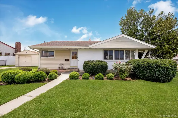 2 Mozart Lane, Bethpage, NY 11714