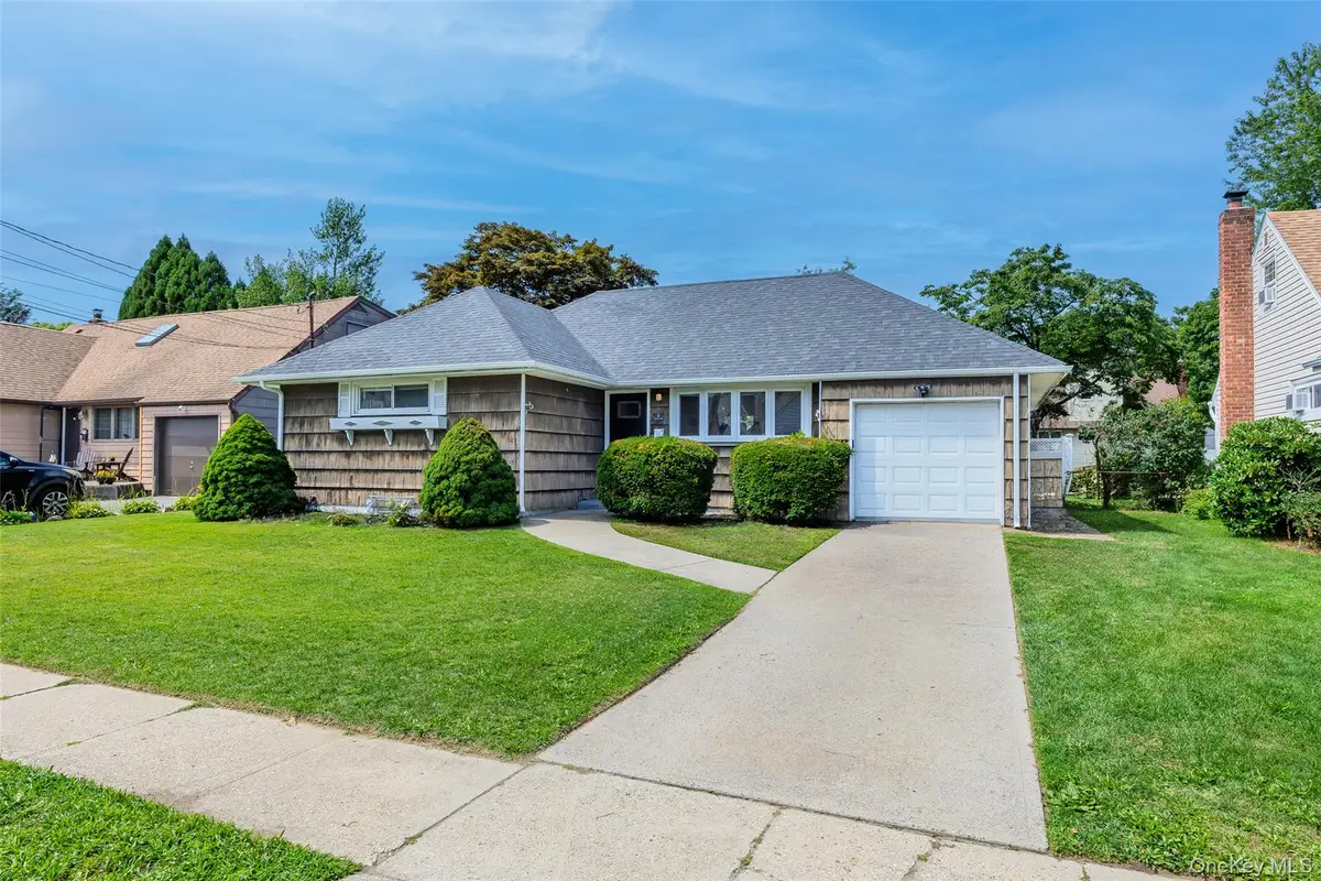 9 Leeds Lane, North Babylon, NY 11703 - #1