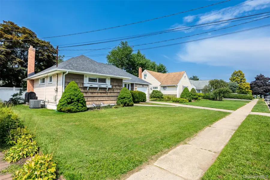 9 Leeds Lane, North Babylon, NY 11703 - #3