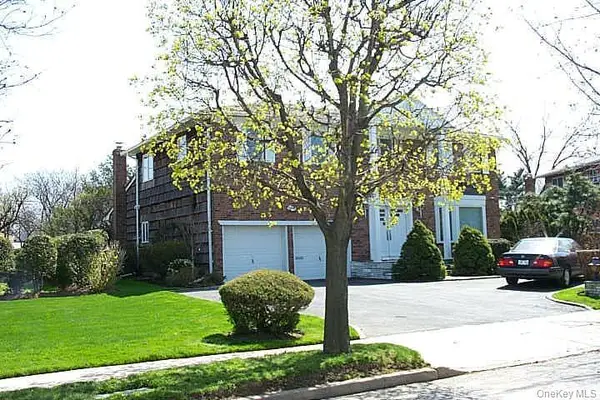 15 Hunt Court, Roslyn, NY 11576