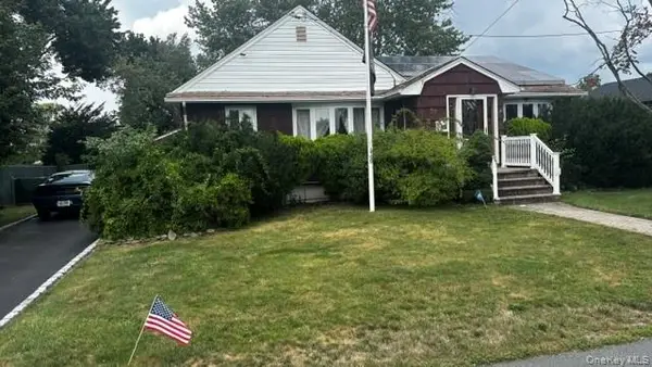 59 Farmers Avenue, Lindenhurst, NY 11757