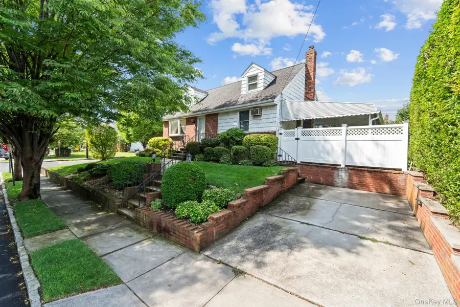 18 Lynton Road, Albertson, NY 11507 - #2