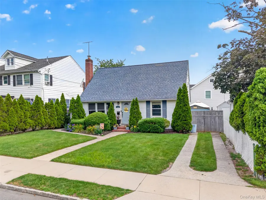 131 Dorset Avenue, Albertson, NY 11507 - #3