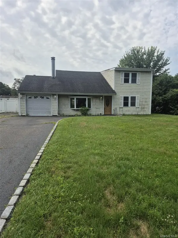 2 Wendy Road, Coram, NY 11727
