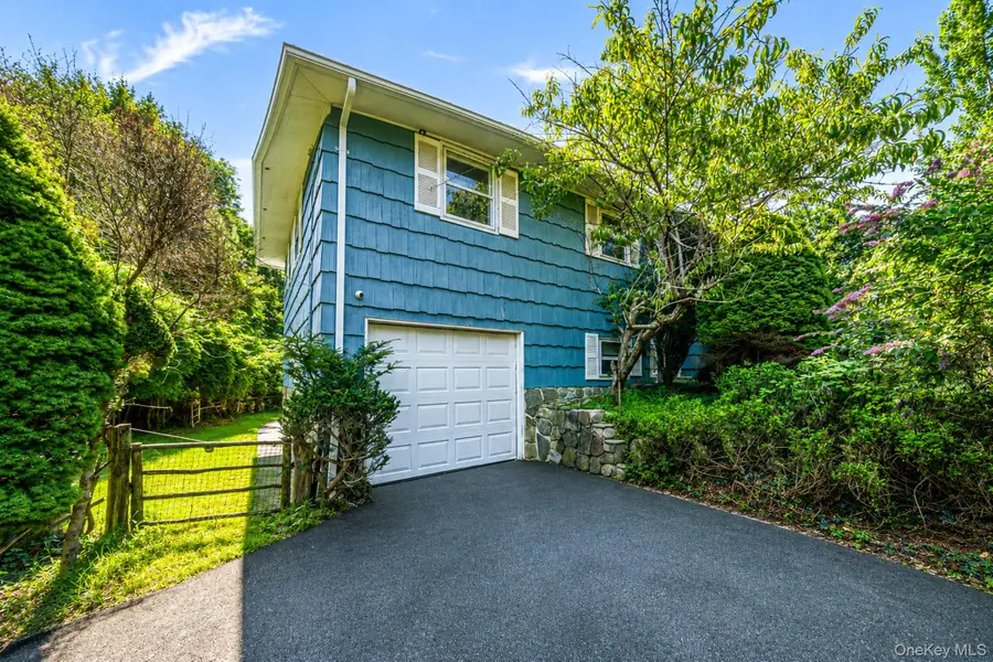 8 Dartmouth Road, Shoreham, NY 11786 - #2