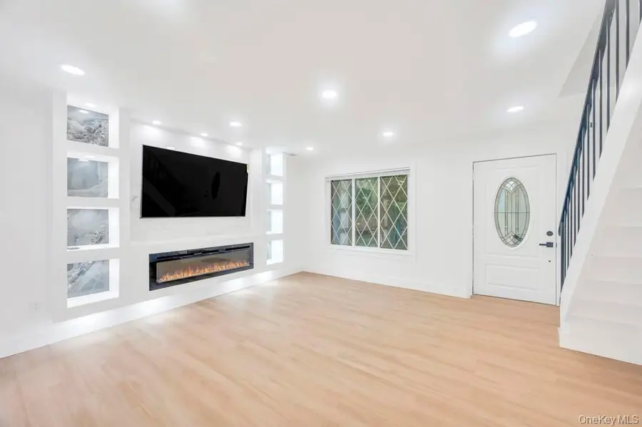 6 Amesworth Court, Middle Island, NY 11953 - #2