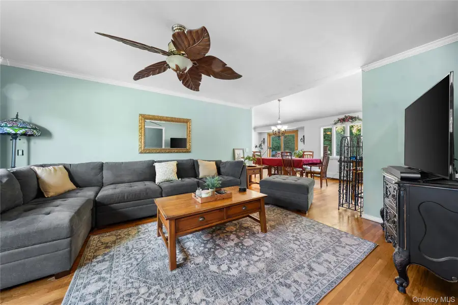 23 Charmian Street, Huntington Station, NY 11746 - #3