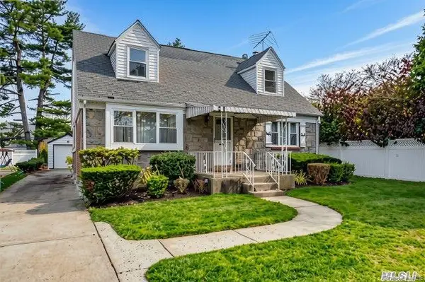 33 Michael Lane, New Hyde Park, NY 11040