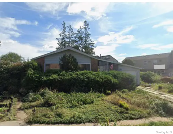 4 Brook Path, Plainview, NY 11803