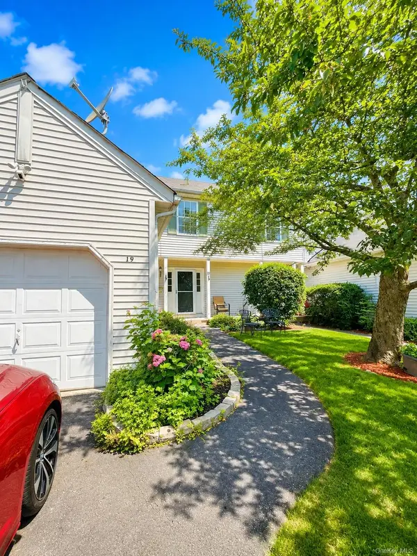 19 Helene Circle, Woodbury, NY 10930