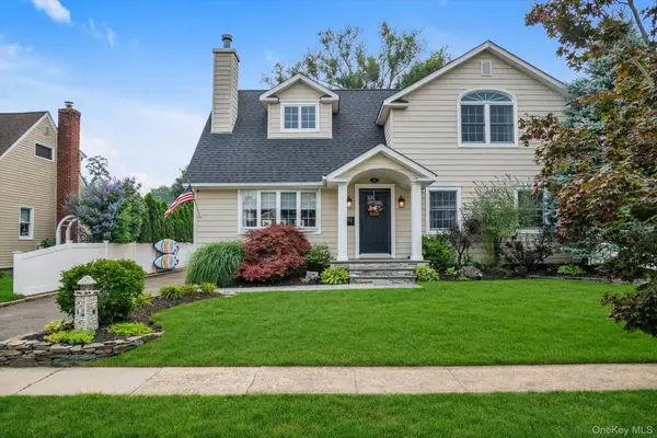 15 James Avenue, East Norwich, NY 11732