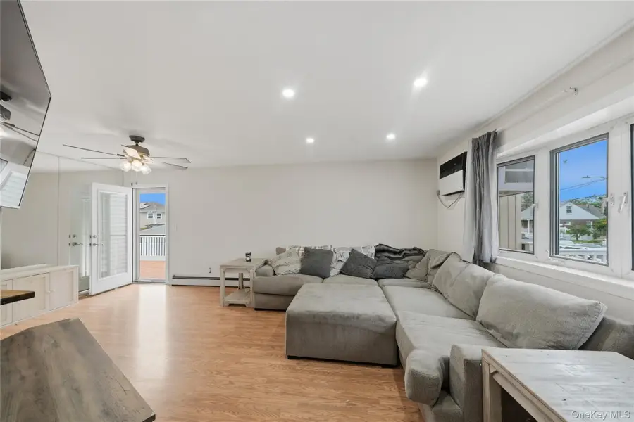 4 Farragut Avenue, Lindenhurst, NY 11757 - #3
