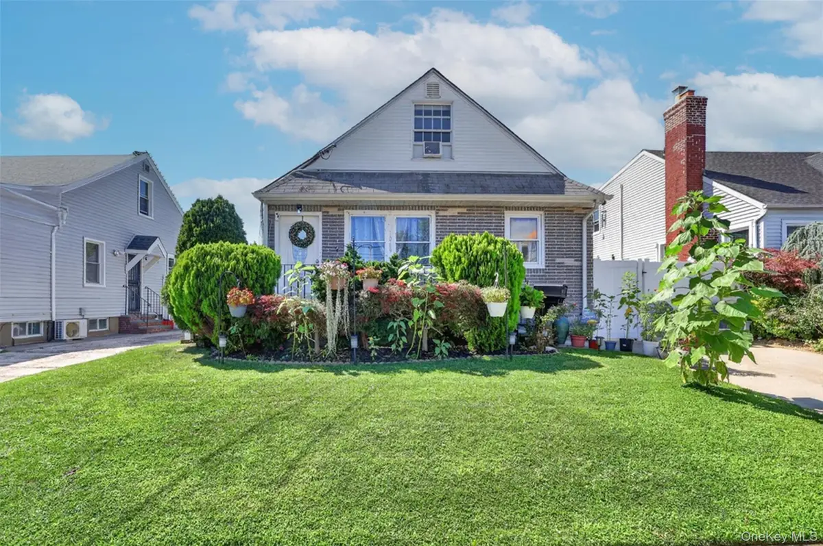 1069 Phoebe Street, Franklin Square, NY 11010 - #1