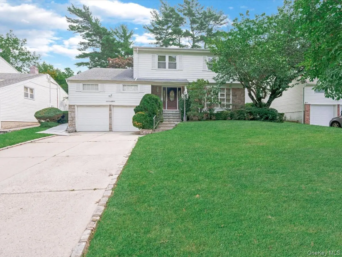 17 Cambridge Road, Great Neck, NY 11023 - #1