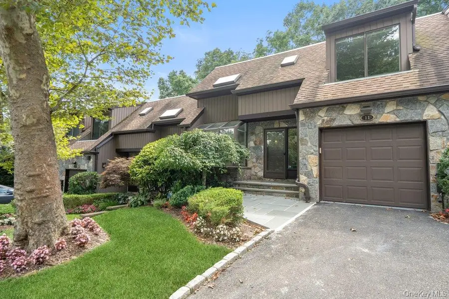 11 Pony Circle, Roslyn Heights, NY 11577 - #2
