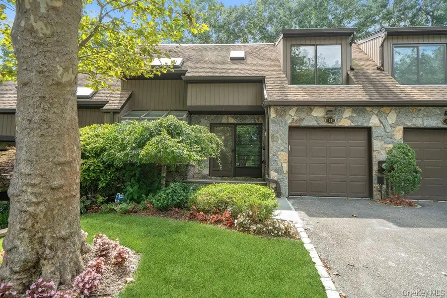 11 Pony Circle, Roslyn Heights, NY 11577 - #3