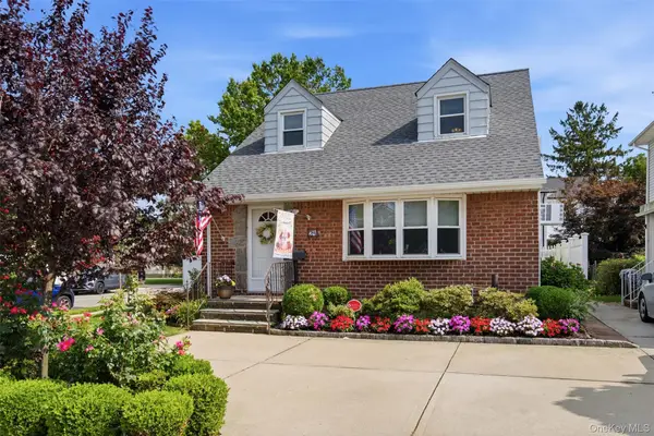 24 Broadmoor Lane, Westbury, NY 11590