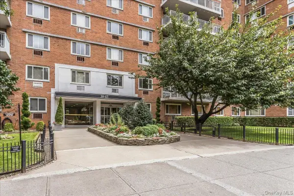 52nd 3965 52nd St #Apt 8k, Woodside, NY 11377