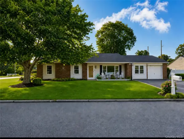 92 Sequoia Way, Holbrook, NY 11741