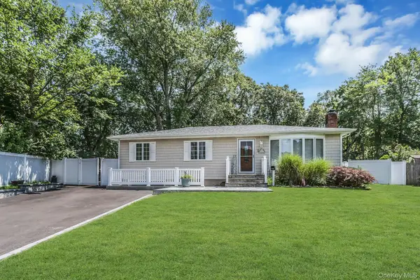 58 Crescent Place, Smithtown, NY 11787