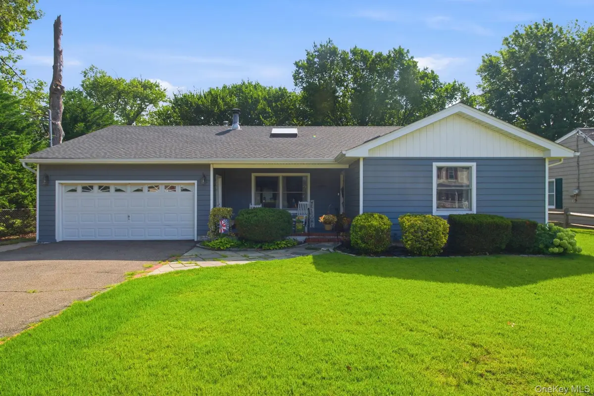 65 Jervis Avenue, Copiague, NY 11726 - #1