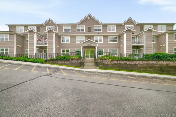 100 Woodcrest Lane #124, Mount Kisco, NY 10549