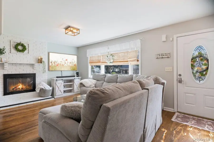 344 N Ontario Avenue, Lindenhurst, NY 11757 - #3