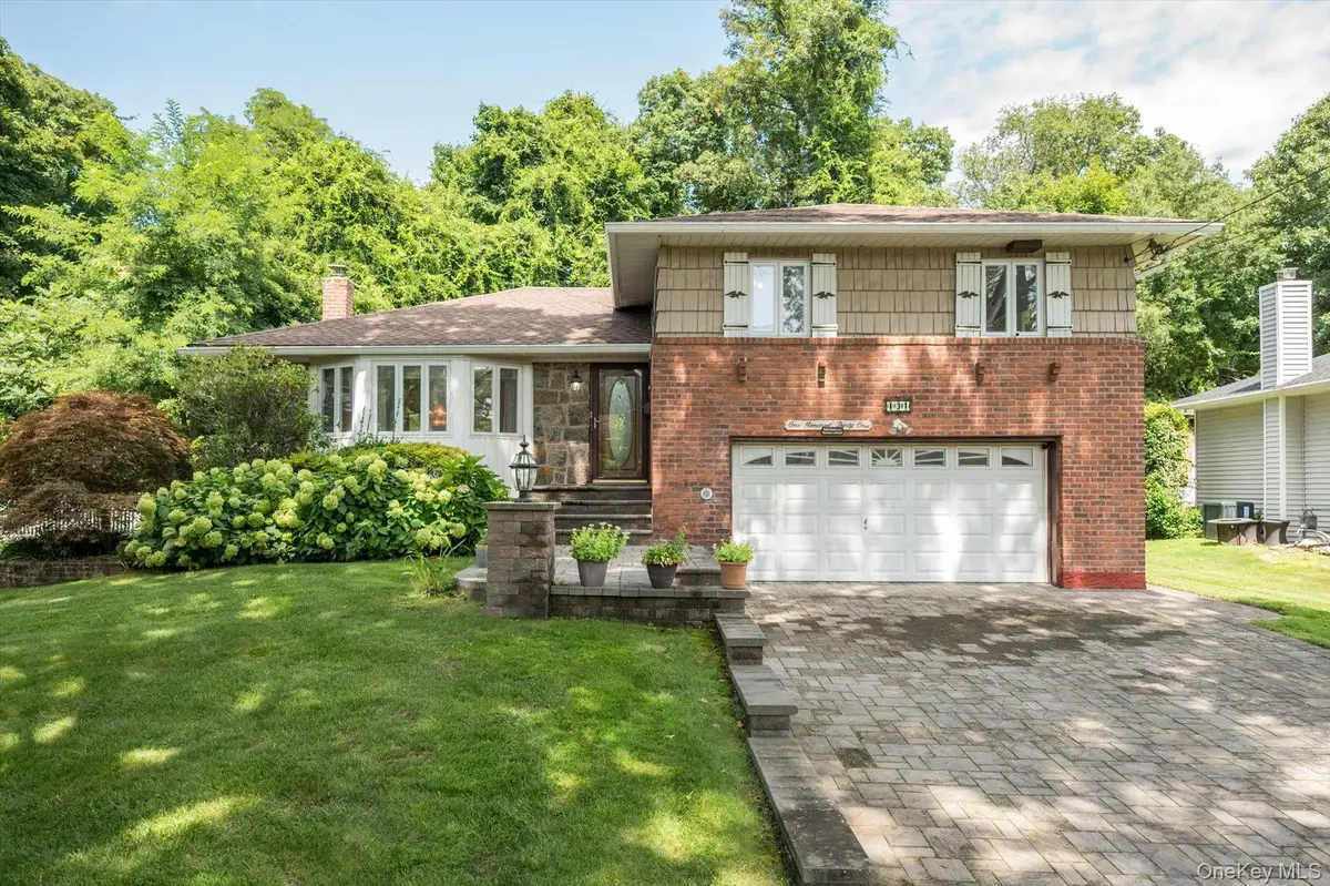 131 Stratford N, Roslyn Heights, NY 11577 - #1
