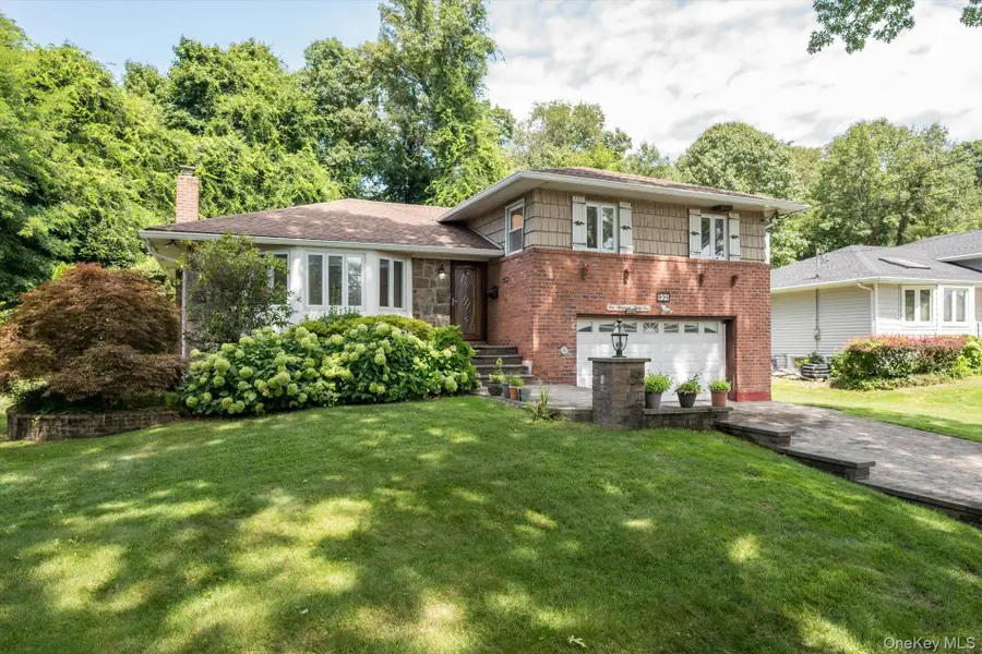 131 Stratford N, Roslyn Heights, NY 11577 - #2