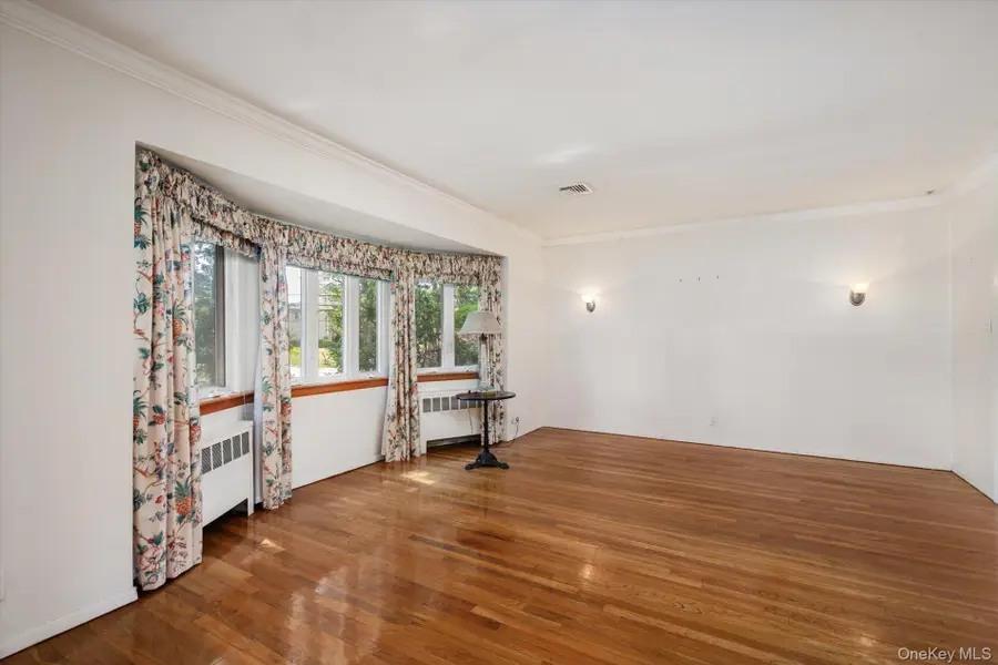 131 Stratford N, Roslyn Heights, NY 11577 - #3