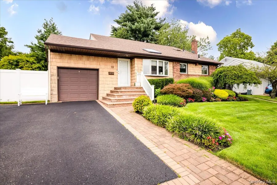 19 Jerold Street, Plainview, NY 11803 - #2