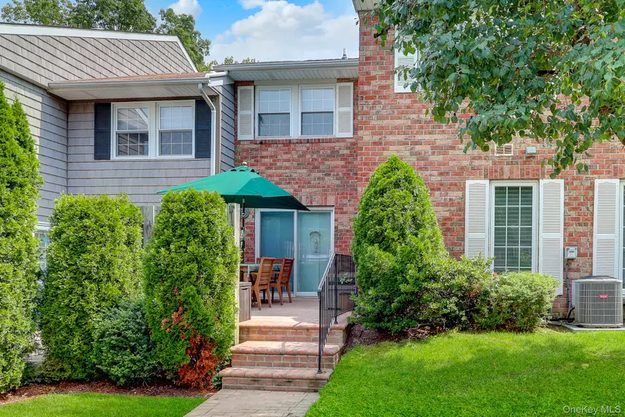 11 Clubhouse Court, Woodbury, NY 11797 - #2