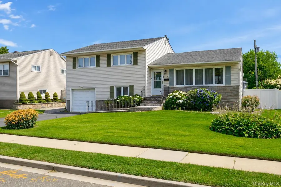7 Primrose Avenue, Hicksville, NY 11801 - #3