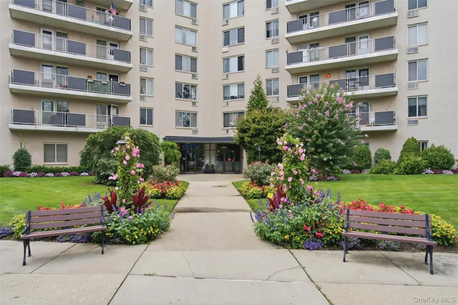 135 Post Avenue #2J, Westbury, NY 11590 - #2