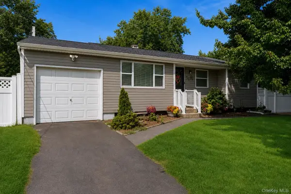 52 Larry Road S, Selden, NY 11784