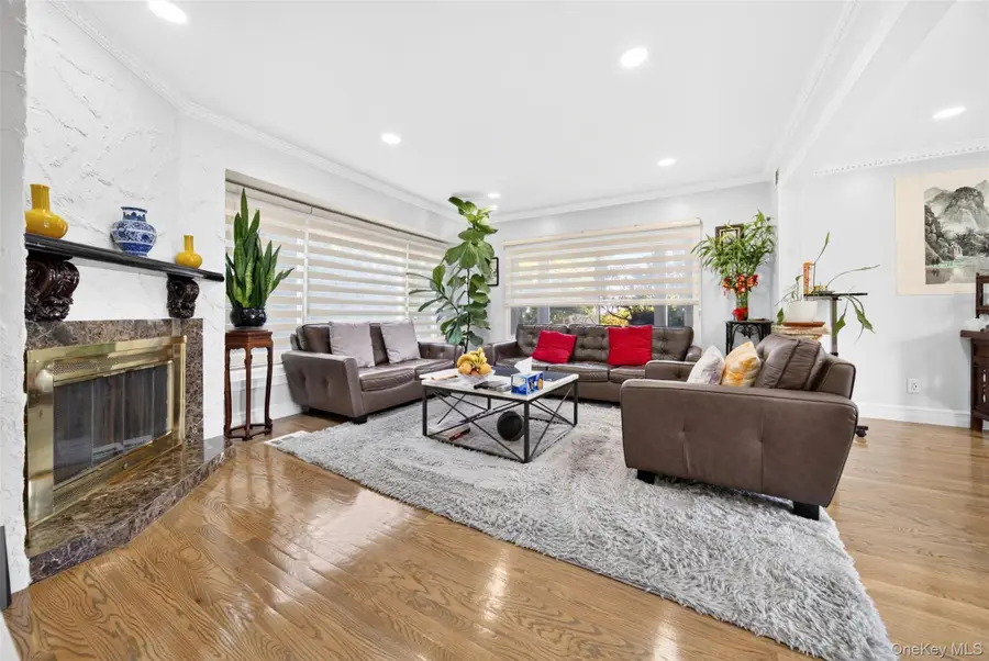 2 Foxhurst Court, Manhasset Hills, NY 11040 - #3