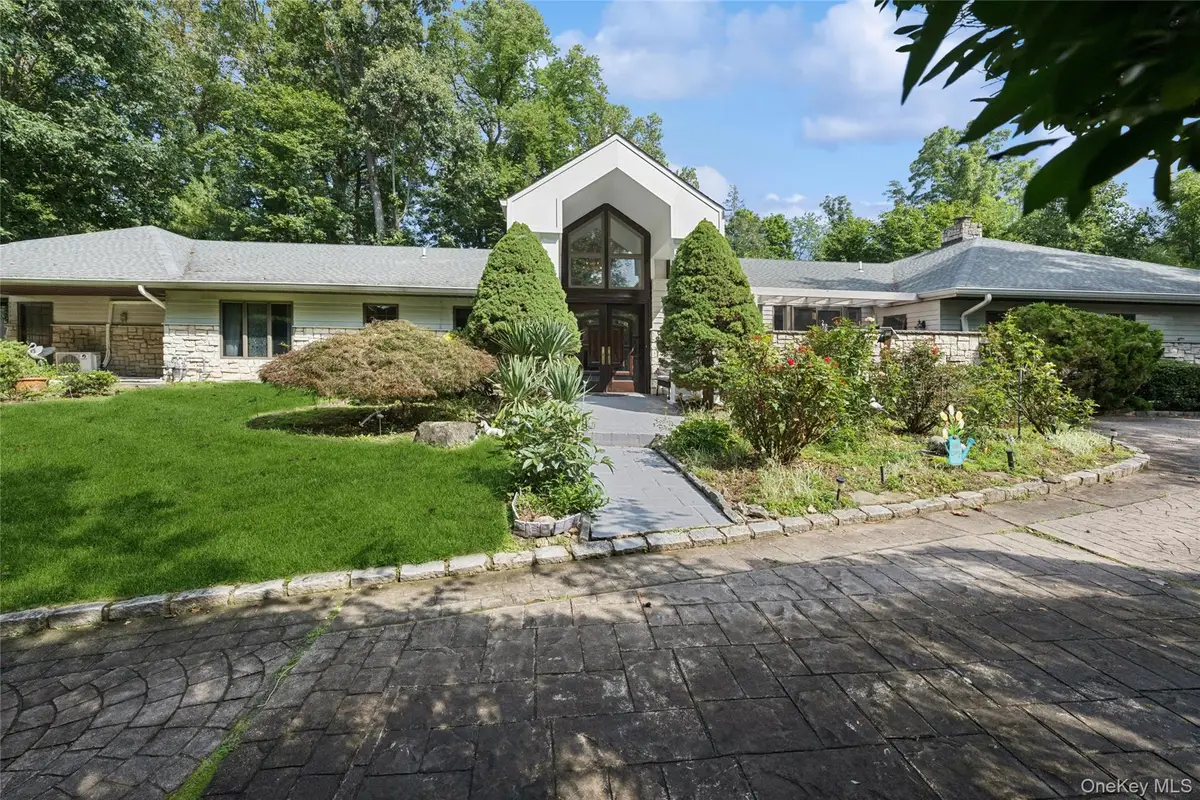 1 Engineers Road, Roslyn, NY 11576 - #1