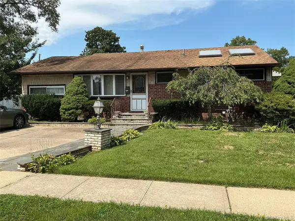 55 Surrey Lane, Plainview, NY 11803