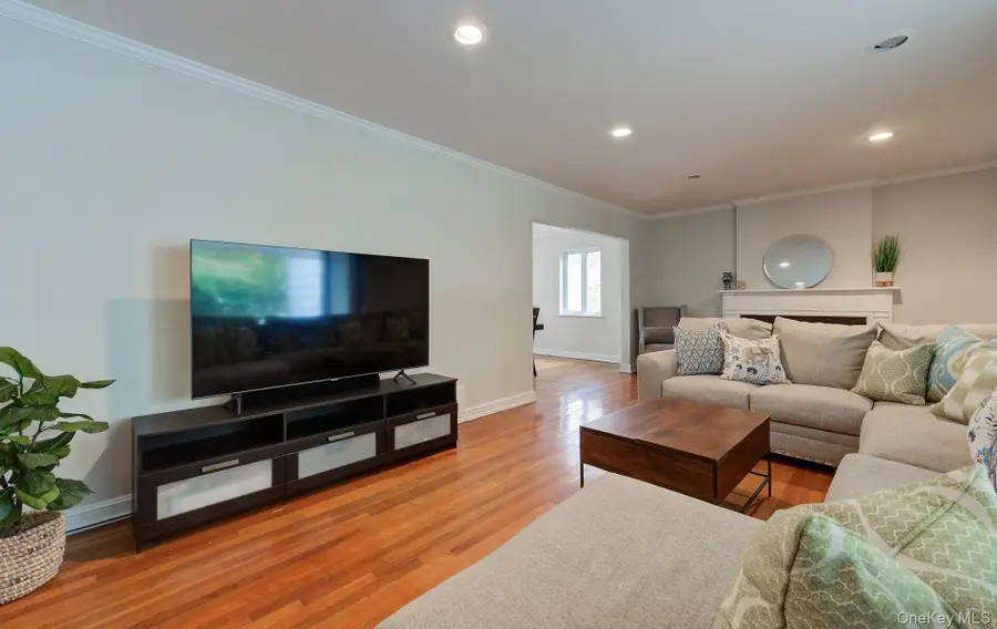 9 Wimbleton Lane, Great Neck, NY 11023 - #2