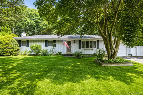 9 Foxcroft Lane, Patchogue, NY 11772