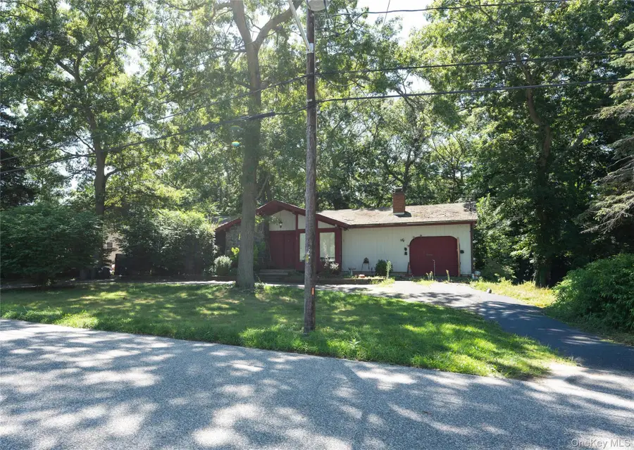 6 Loretta Court, Coram, NY 11727 - #3