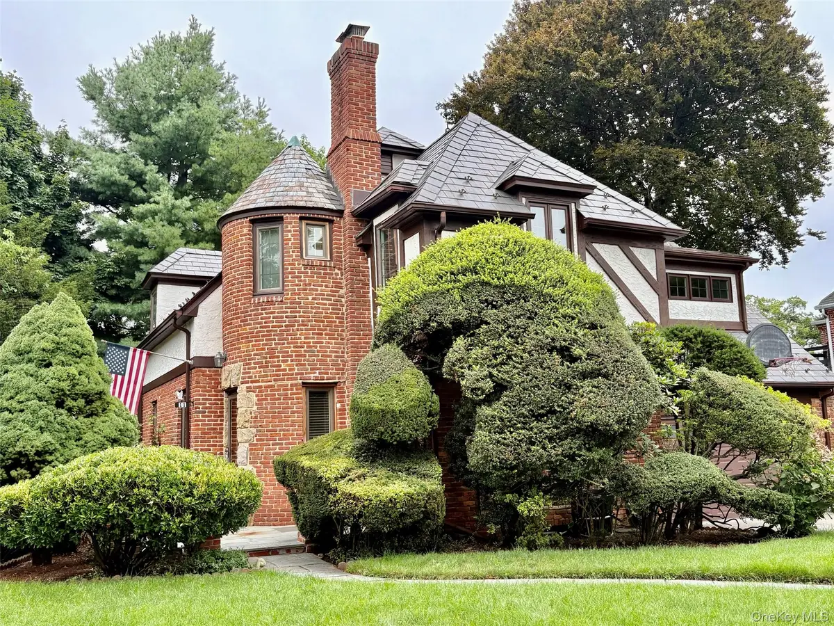 11 Andover Lane, Manhasset, NY 11030 - #1